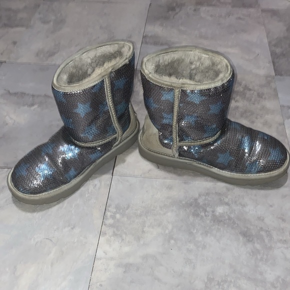 Star blue sequin size 4y Ugg class short cosmo 6 in women winter fluffy boots - Picture 6 of 8